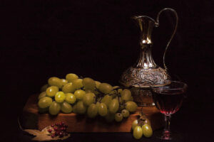 A glass of wine in the dark. Vinoè, foto realizzata dal fotografo Massimiliano Frau.